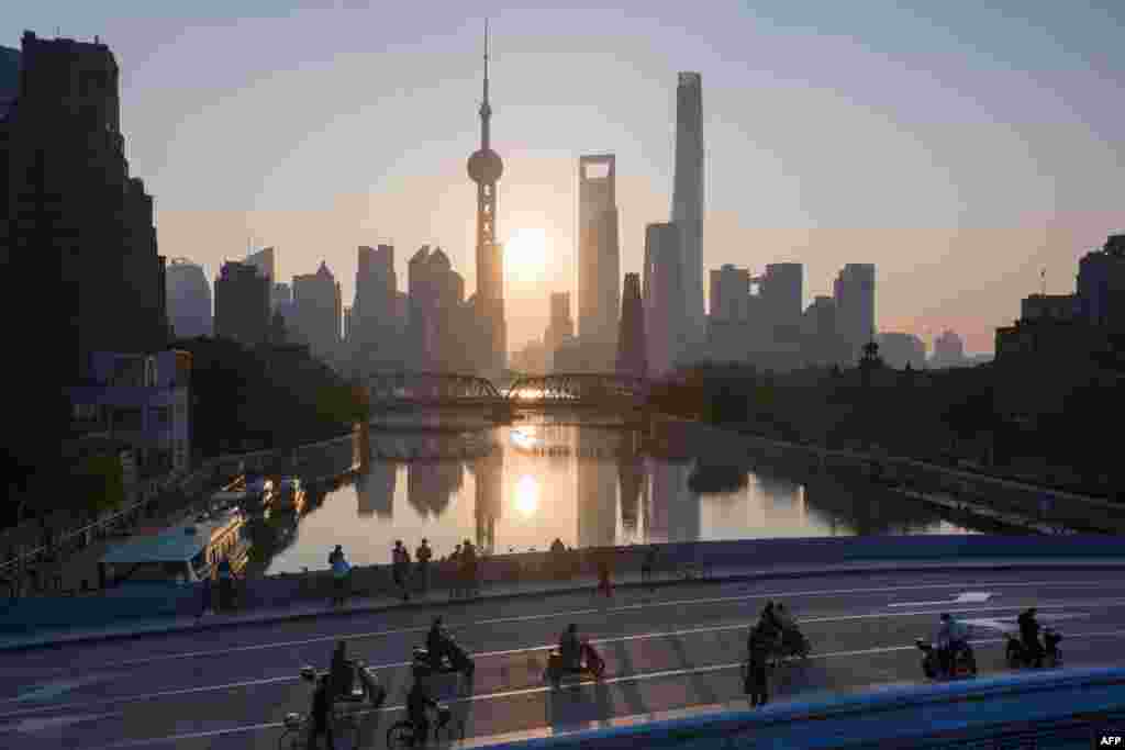 2018年11月13日，朝阳下，上海浦东陆家嘴金融区天际线。