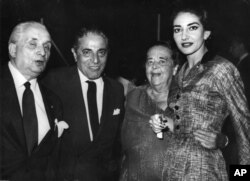 ماریا کالاس همراه با شوهرش جیووانی مننگینی ، السا مکس ول و اوناسیس در مهمانی اوناسیس در ایتالیا