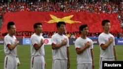 Các cầu thủ Việt Nam hát quốc ca trước mỗi trận đấu ở SEAGAMES.