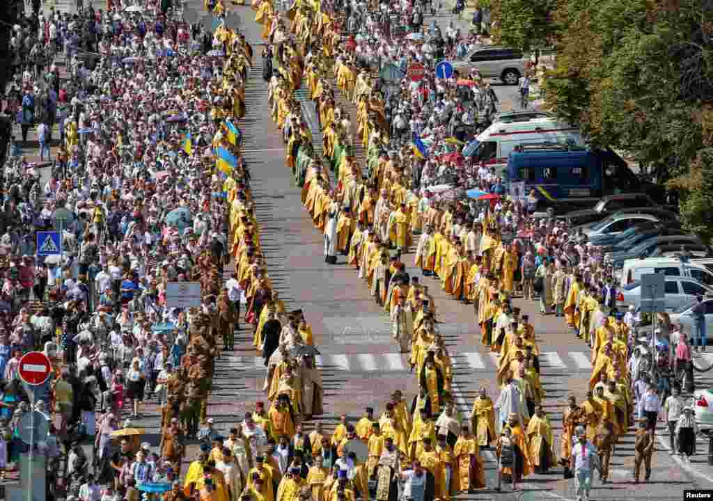 Para pendeta dan penganut Gereja Ortodoks Ukraina mengambil bagian dalam upacara peringatan 1031 tahun Kristenisasi negara itu, yang dikenal sebagai Kievan Rus &#39;, di kota Kyiv, Ukraina.