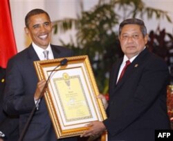 Obamaning onasi Stenli Anna Dunxem Indoneziya taraqqiyotiga qo'shgan qissasi uchun taqdirlandi. Mukofot uning o'g'li - AQSh prezidentiga topshirildi, 9 noyabr 2010