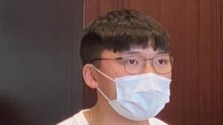 學生組織教育野發言人鄭家朗表示，多個學生及教師組織發起一人一信行動，要求教育局撤回取消教師註冊決定。(美國之音湯惠芸)