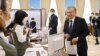 O'zbekiston Prezidenti Shavkat Mirziyoyev saylovda ovoz bermoqda, Toshkent, O'zbekiston, 2021-yil, 24-oktabr