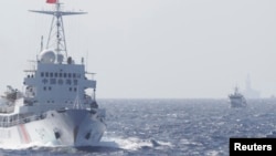 Tàu của Hải giám Trung Quốc gần giàn khoan Hai Dương 981 ở Biển Đông cách bờ biển Việc Nam 210 km