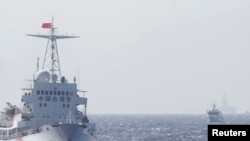 中国海警船在南中国海上的中国“海洋石油981号钻井平台"附近，距离越南海岸大约210公里(资料照片)
