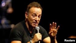Some motorcycle riders helped Bruce Springsteen after his bike broke down in New Jersey.