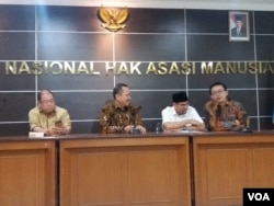 Jumpa pers Komisi Nasional Hak Asasi Manusia (Komnas HAM) di Jakarta, Selasa (21/5). (VOA/Fathiyah)