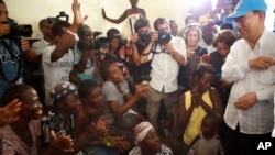 반기문 유엔 사무총장이 15일 초강력 허리케인 '매튜'가 강타한 아이티 이재민 보호시설을 방문해 피해 주민들을 위로했다. 