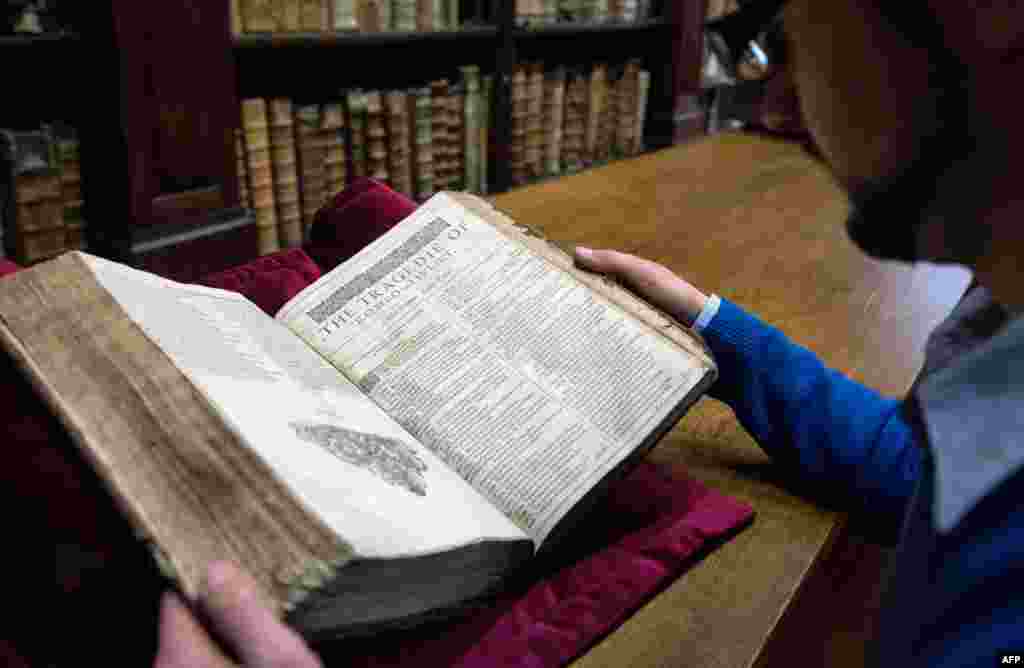 Sebuah buku kumpulan drama karya William Shakespeare &quot;First Folio&quot; (mulai tahun 1623) yang menjadi koleksi perpustakaan di&nbsp;Saint-Omer, Perancis.