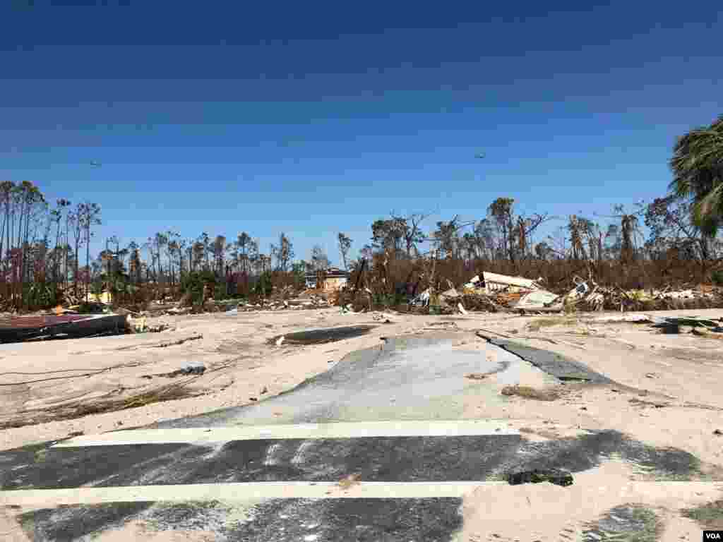 Solo la loza quedó de muchas de las viviendas en Mexico Beach, Florida, que fueron arrasadas por la fuerza del impacto del huracán Michael el 10 de octubre de 2018. Rescatistas apoyados por perros buscan sobrevivientes y víctimas a cuatro días de la tormenta.&nbsp;Sábado 13 de octubre de 2018. Foto, Jorge Agobián.