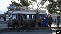 Sebuah bom yang dikendalikan dari jarak jauh menghantam bus personel militer Afghanistan di Kabul, hari Selasa (21/10).