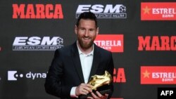 Lionel Messi tout sourire avec son sixième Soulier d'or européen, Espagne, le 16 octobre 2019. 