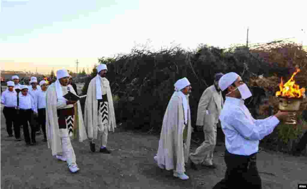 جشن سده در کرمان. چهل روز پس از شب یلدا، (دهم بهمن ماه) جشن سده یا «سده سوزی» در میان زرتشتیان برگزار می شود که جشن پیدایش آتش است
