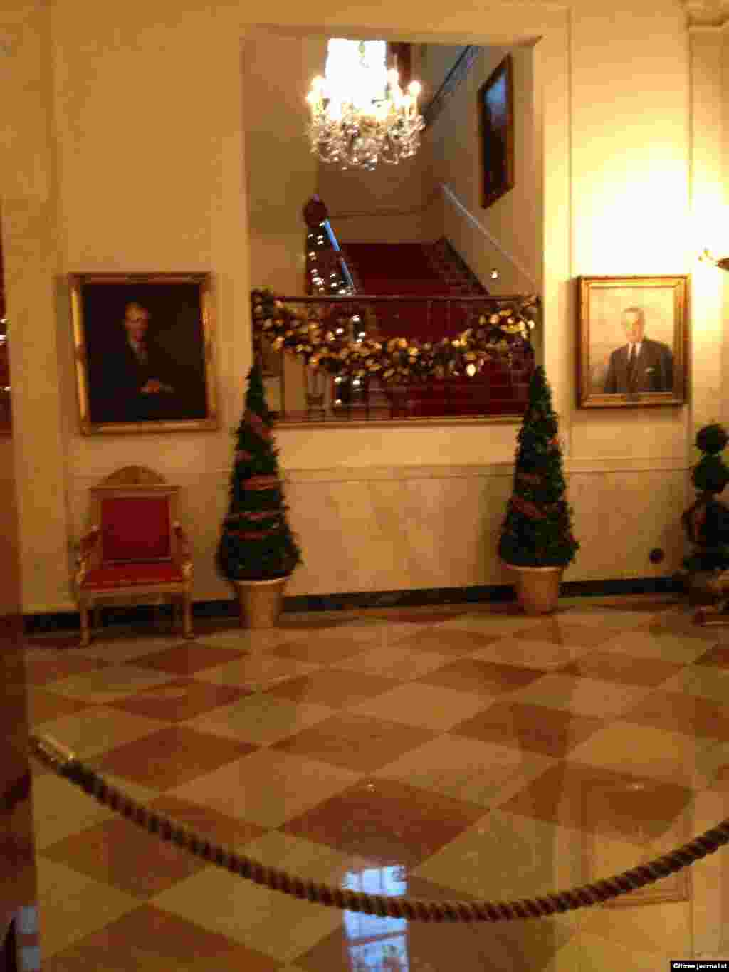 ຂັ້ນໄດຂຶ້ນໄປສູ່ຊັ້ນສາມ ທີ່ເປັນຊັ້ນເຮືອນພັກຂອງປະທານາທິບໍດີ (White House Christmas Tour, Dec. 22, 2012)