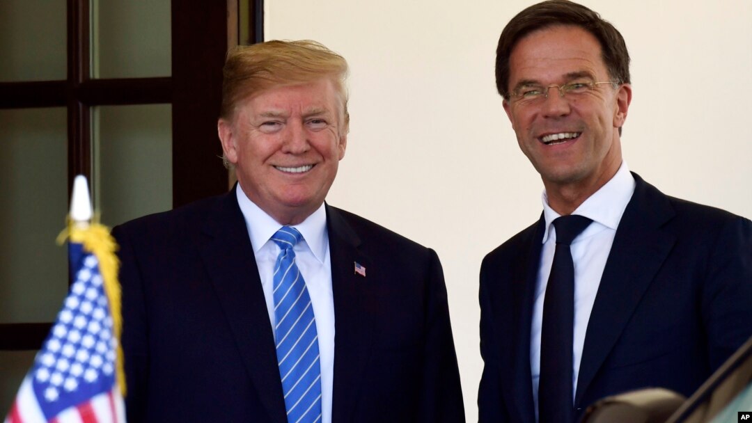 Presiden Donald Trump (kiri), menyambut Perdana Menteri Belanda Mark Rutte (kanan), di Gedung Putihm Washington, 2 Juli 2018. 