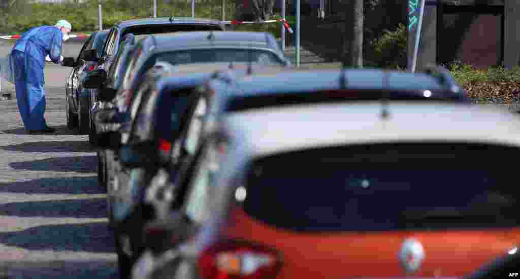 جرمنی میں باقاعدہ کرونا وائرس ٹیسٹ ڈرائیو کا اہتمام کیا گیا یعنی سڑکوں سے گزرنے والی گاڑیوں میں موجود تمام افراد کو باری باری ٹیسٹ کیا گیا۔