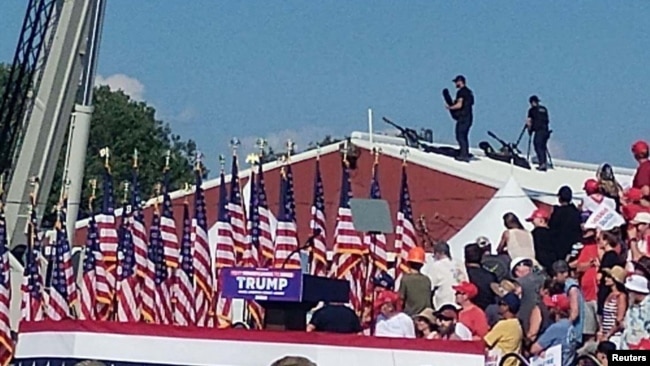 Francotiradores en el techo de un mitin de campaña del expresidente estadounidense Donald Trump en Butler, Pensilvania, EEUU, el 13 de julio de 2024, en esta imagen obtenida de las redes sociales. [Glen Van Tryfle/TMX/vía REUTERS]