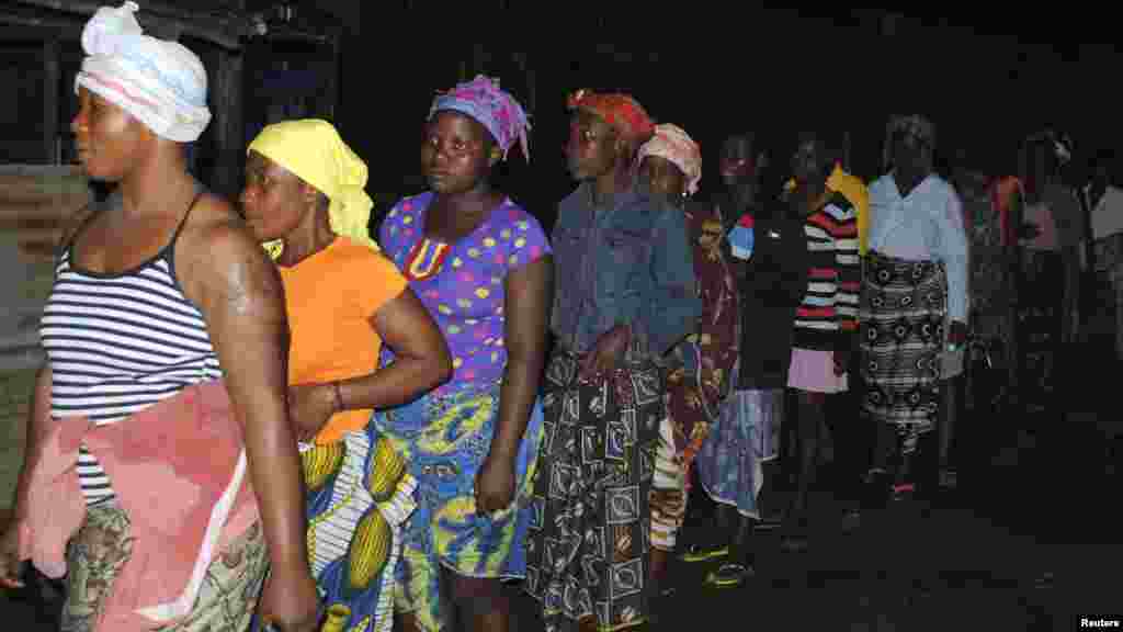 Des femmes font la queueu pour recevoir du désinfectant que Médécins Sans Frontières distribue afin de prévenir Ebola é Monrovia, Liberia, le 20 octobre 014. REUTERS/James Giahyue 