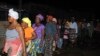 <p>Warga mengantre untuk mulai mendapatkan peralatan disinfektan di Monrovia, Liberia (20/10).&nbsp;(Reuters/James Giahyue)</p>
