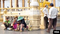 Cambodian street vendors sell lotus flowers and incense sticks on the main sidewalk in front of the Royal Palace in Phnom Penh, Cambodia, April 8, 2020. (Malis Tum/VOA Khmer) 