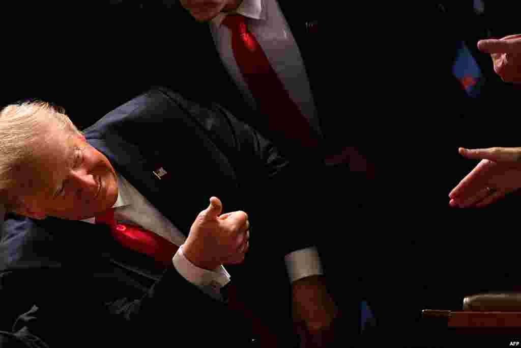 اسٹیٹ آف دی یونین سے خطاب کے بعد اراکین نے صدر ٹرمپ کو اُن کے خطاب پر مبارک باد دی جس کا صدر نے خوش دلی سے استقبال کیا۔&nbsp; &nbsp;