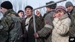 Local residents queue to get humanitarian aid at the humanitarian aid center in Avdiivka, eastern Ukraine, Feb. 3, 2017. 