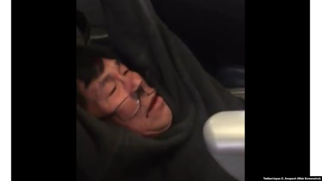 David Dao, penumpang United Airlines yang diseret keluar dari pesawat oleh polisi bandara (sumber: Twitter). 