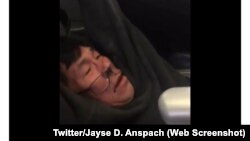 David Dao, penumpang United Airlines yang diseret keluar dari pesawat oleh polisi bandara (sumber: Twitter). 