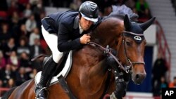 El jinete Sergio Álvarez Moya, de España, con Horse Jet Run, ocupa el segundo lugar en la Longines FEI Jumping World Cup en Helsinki, Finlandia, el domingo 27 de octubre de 2019. 