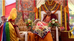 ལུམ་བྷི་ནི་རུ་དཔལ་སྐྱ་༧གོང་མ་ཁྲི་ཆེན་རྡོ་རྗེ་འཆང་ལ་མདོ་སྨད་ལྷ་སྡེ་མི་སྡེ་ཡོངས་ཀྱིས་བརྟནབརྟན་བཞུགས། 