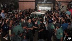 Nhân viên an ninh Bangladesh vây quanh chiếc xe chở thi hài của ông Mahammad Qamaruzzaman rời khỏi nhà tù sau khi ông bị hành quyết, Dhaka, Bangladesh, 11/4/15