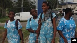 Des élèves du lycée catholique Immaculée Conception dans une rue de Libreville, Gabon, 15 juin 2009. (AP Photo/Sunday Alamba, file)