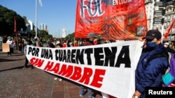 Manifestantes protestan contra el confinamiento durante una protesta en Buenos Aires en que se abogó por destinar más recursos para los más vulnerables, el 13 de mayo de 2020.