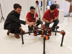 미국 카네기멜런대학교 로봇공학과 학생들이 개발한 탐사구조로봇이 지난해 6월 라스베이거스에서 열린 기술박람회에 전시됐다.