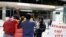 Người tị nạn gốc Angola tại Sân vận động Olympic, một trong những trung tâm tạm trú cho người tị nạn muốn vào Canada. 