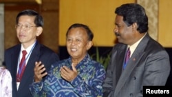 Utusan Khusus Presiden Bidang Perubahan Iklim Rahmat Witoelar (tengah). (Foto: dok. Reuters)