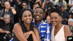 La réalisatrice Wanuri Kahiu (G) et les actrices Samantha Mugatsia et Sheila Munyiva au 71ème festival international du film, Cannes, le 9 mai 2018.