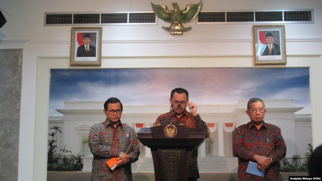 Menteri ESDM Sudirman Said di kantor Presiden, Jakarta, Rabu, 23 Desember 2015, mengumumkan penurunan harga BBM yang mulai berlaku pada 5 Januari 2016. (VOA/Andylala)