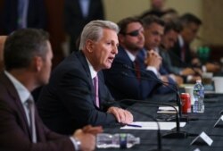 Pemimpin fraksi Republik Kevin McCarthy, didampingi anggota DPR Partai Republik menentang RUU Anggaran yang terlalu besar.