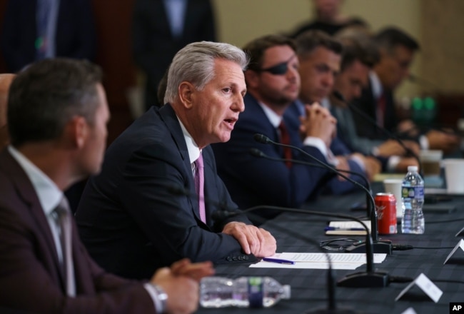 Pemimpin fraksi Republik Kevin McCarthy, didampingi anggota DPR Partai Republik menentang RUU Anggaran yang terlalu besar.