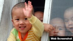 '한-슈나이더 국제 어린이재단' 웹사이트에 북한 지원 활동을 소개하기 위해 실린 사진. 북한 어린이가 환하게 웃고 있다.