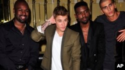 Justin Bieber, al centro, dio que hablar recientemente por la campaña publicitaria en encabezó para Calvin Klein.