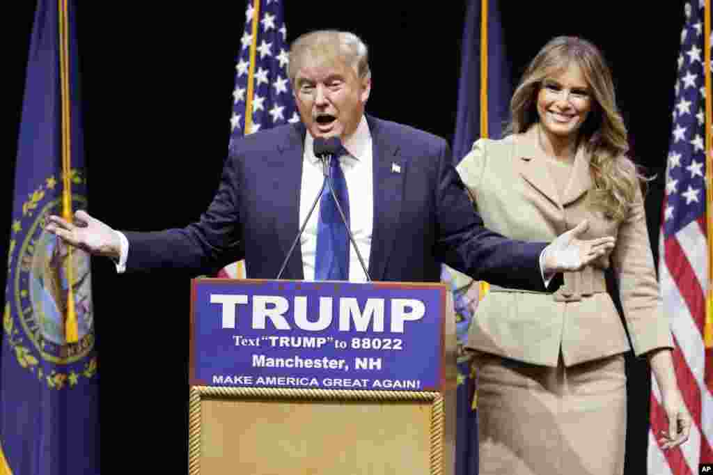 Kandidat capres dari Partai Republik Donald Trump memperkenalkan istrinya Melania saat berkampanye di Manchester, N.H., 8 Februari 2016.