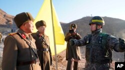 Durante todo el proceso de negociaciones entre EE.UU. y Corea del Norte, Seúl ha intentado mantener un ambiente positivo para el diálogo. En esta foto aparece el ministro de Defensa surcoreano, coronel Yun Myung-shick, (izquierda) y el coronel norcoreano, Ri Jong Su.