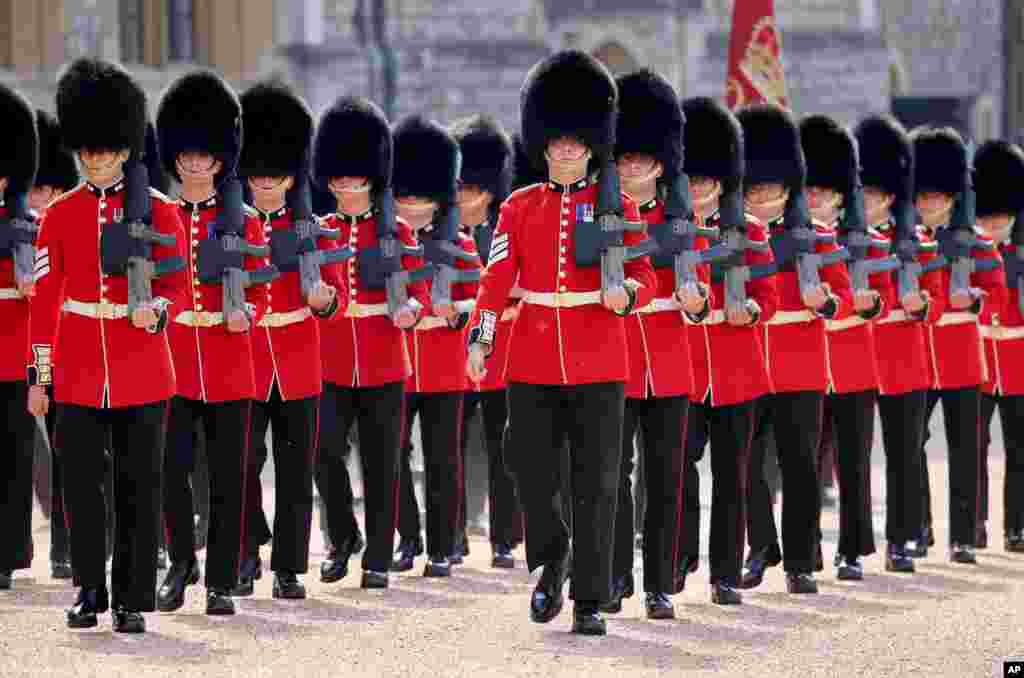Soldiers of the Queen&#39;s Company First Battalion Grenadier Guards position themselves in the Quadrangle of Windsor Castle ahead of U.S President Joe Biden arriving to meet Queen Elizabeth II in Windsor.