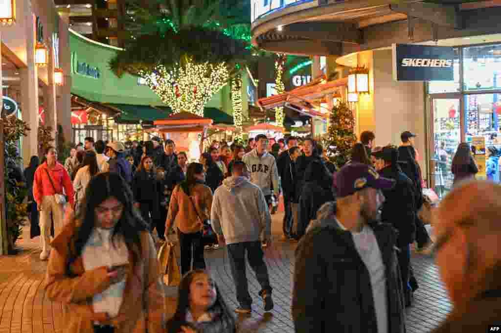 Desde el libro de Taylor Swift, hasta televisores y computadores de alta gama, cientos de productos forman parte de los descuentos en la muy esperada jornada del Black Friday o Viernes Negro en EEUU y otros países.&nbsp;