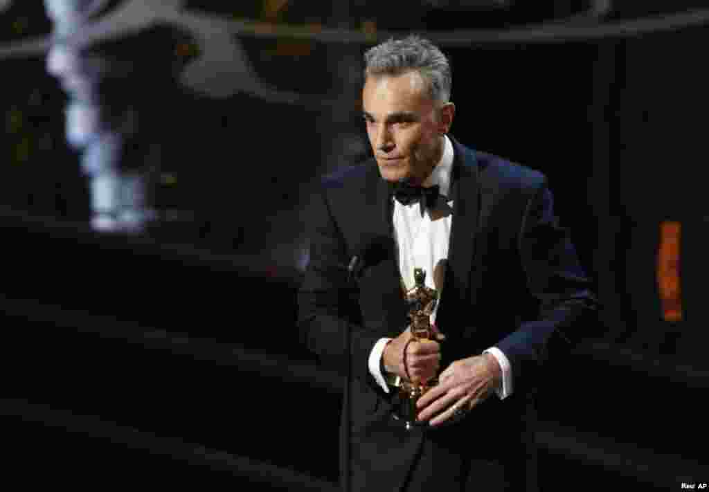 Aktyor Daniel Day Lewis Hollivud şəhərində 85-ci Akademiya M&uuml;kafatları mərasimində &quot;Linkoln&quot; filmindəki baş rola g&ouml;rə verilən Oskar m&uuml;kafatını qəbul edir.