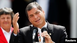 El presidente de Ecuador Rafael Correa tilda de "calumniadores" a quienes lo acusan de genocidio.