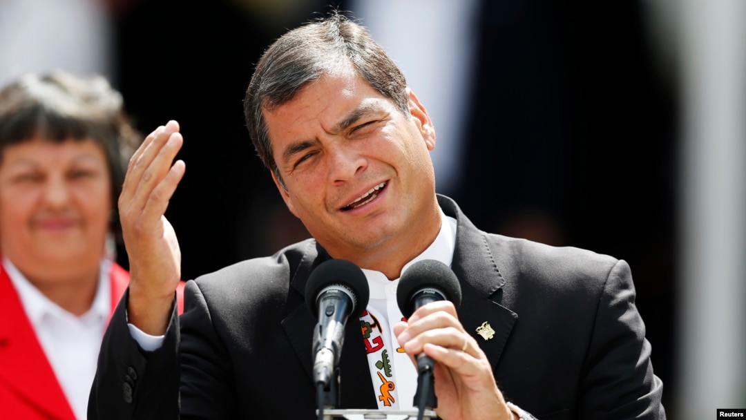 El presidente de Ecuador Rafael Correa tilda de "calumniadores" a quienes lo acusan de genocidio.