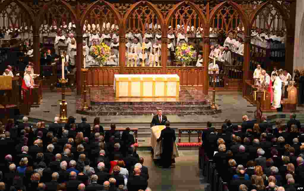 Des porteurs portent le cercueil de l'ancienne première dame américaine Barbara Bush à l'église épiscopale de St. Martin à Houston, Texas, le 21 avril 2018